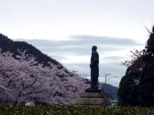 銅像と桜 (2)